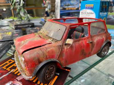 Ci spostiamo nel secondo locale, dove Annamaria ci mostra il modellino di una Fiat 500 rossa completa di ruggine, fango, ragnatele, erbacce, graffi e ammaccature